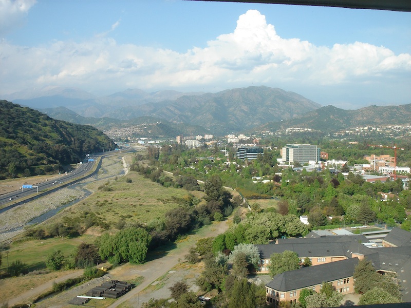アンデス山脈方向を見る